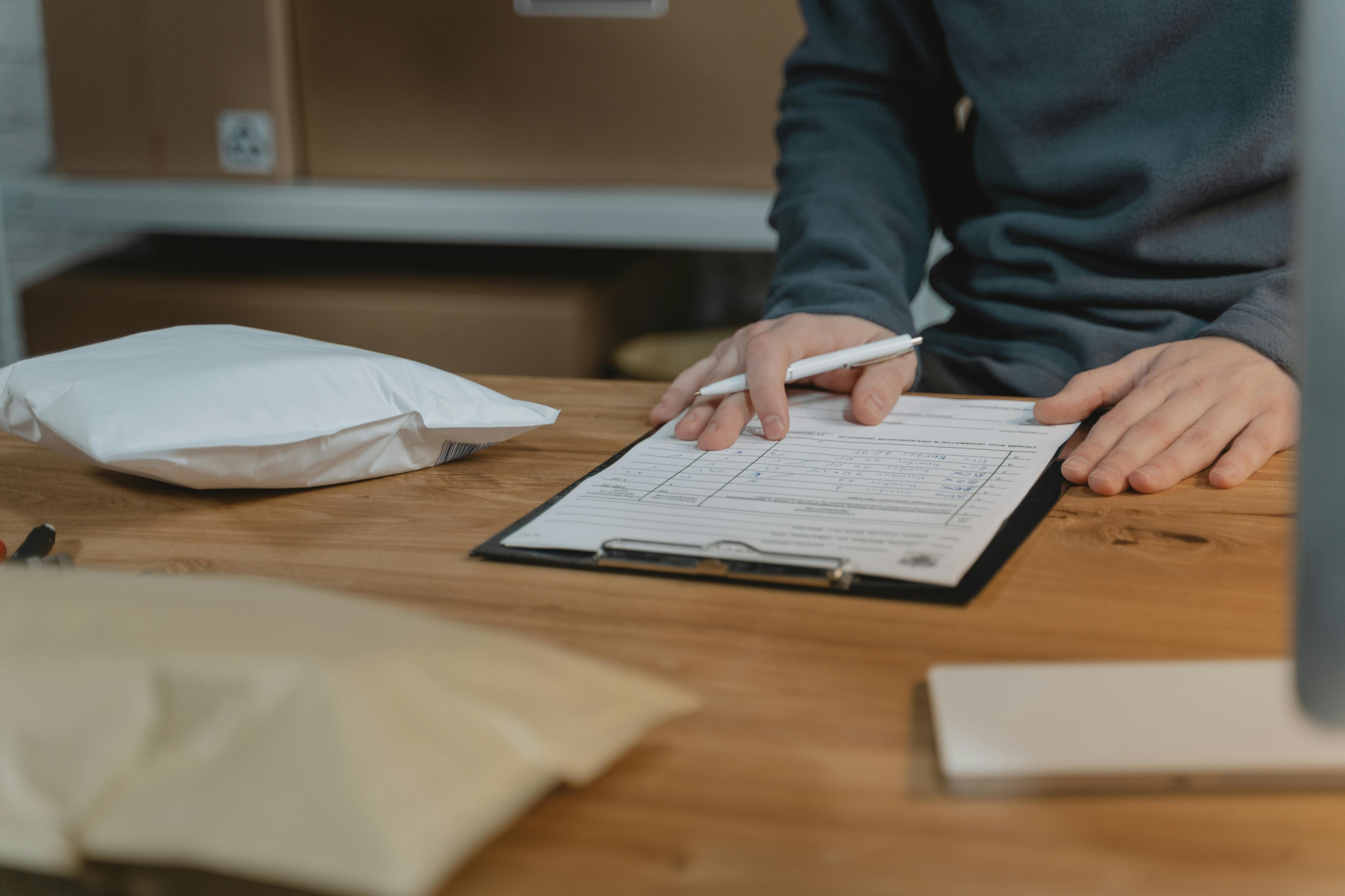 Persona che sta compilando un formulario per contattare azienda edile Edilvos