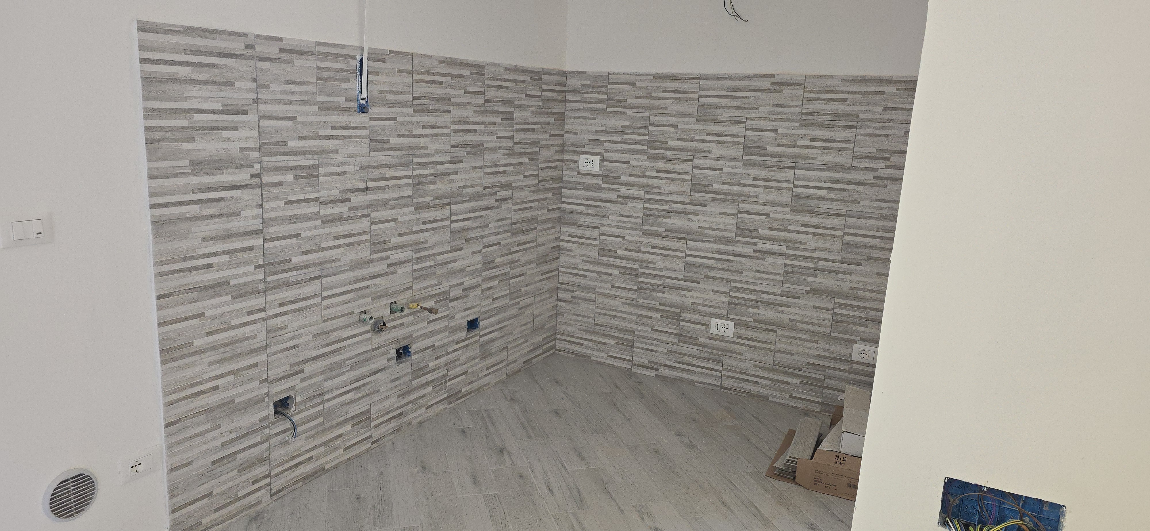 Rivestimento parete per cucina con predisposizioni gas e top