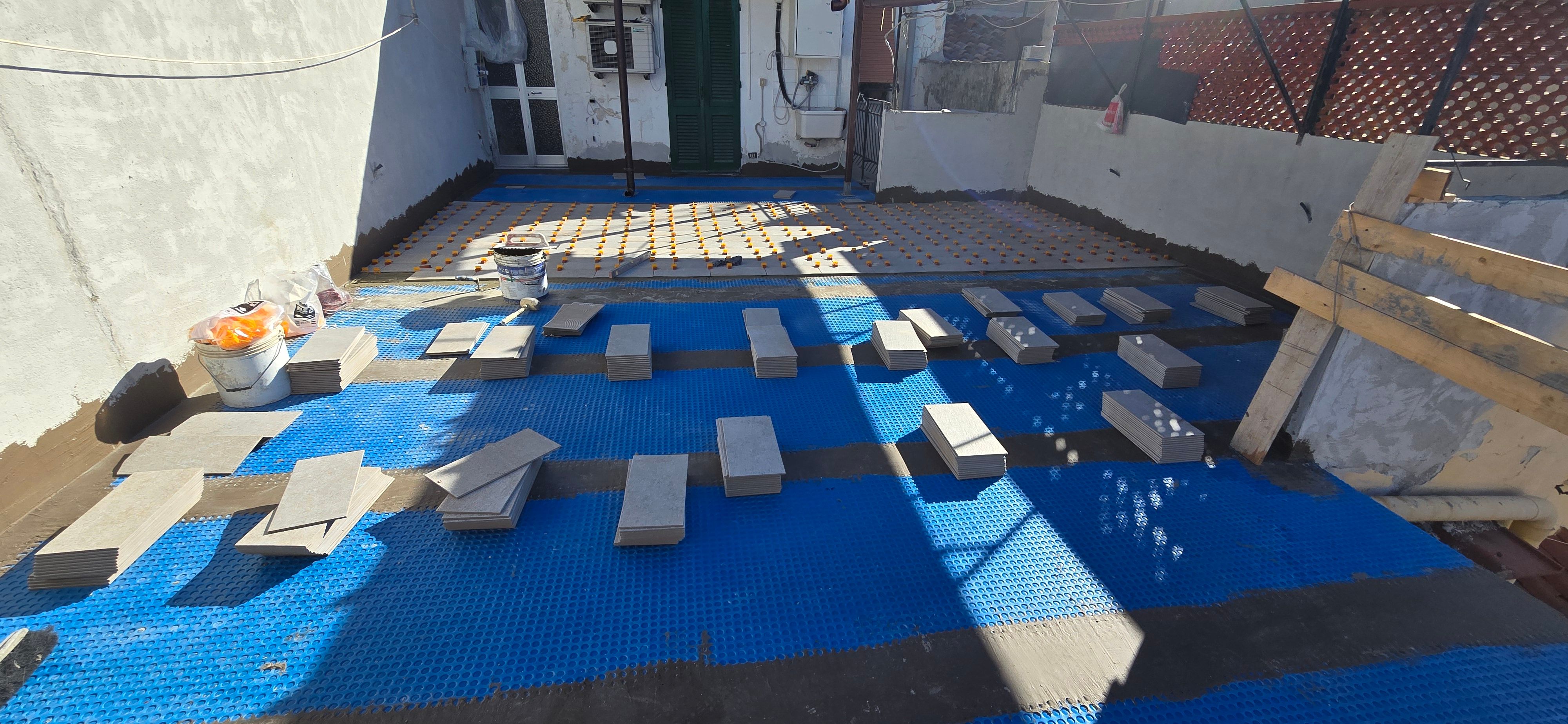 Posa di pavimento sul terrazzo esterno impermeabilizzato