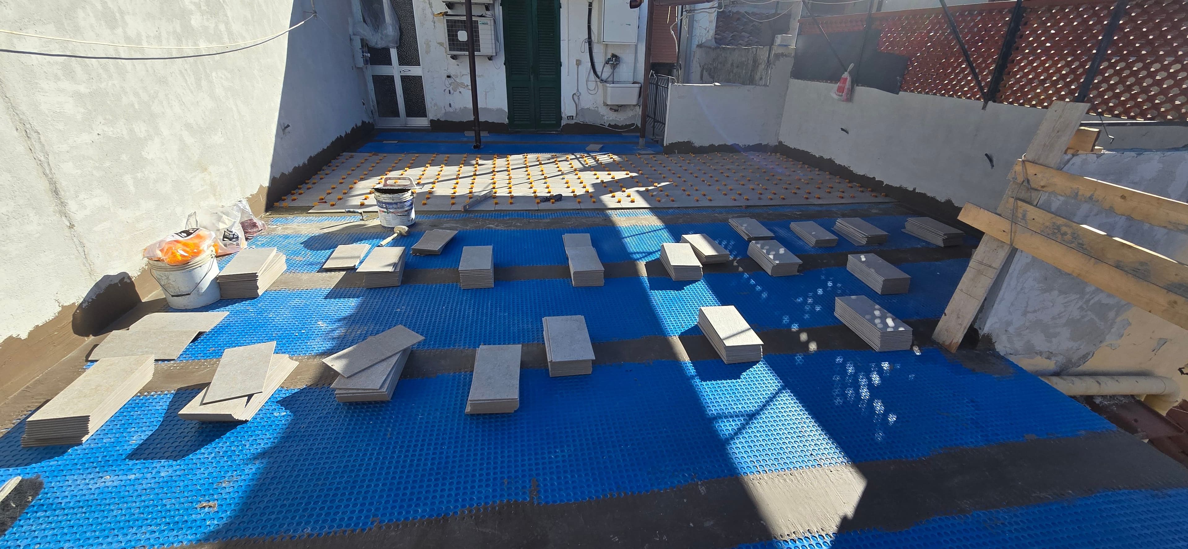 Posa di pavimento sul terrazzo esterno impermeabilizzato