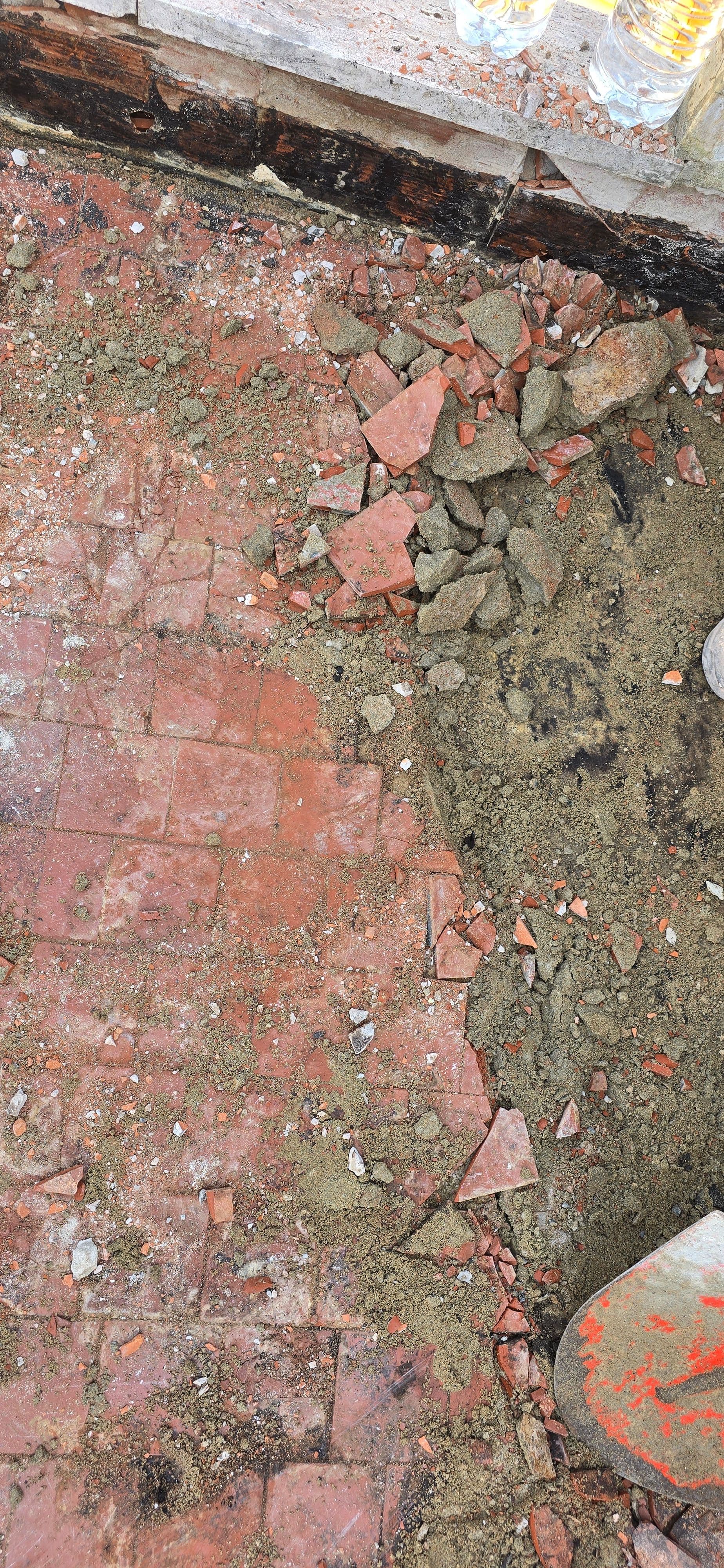 Demolizione pavimento esterno