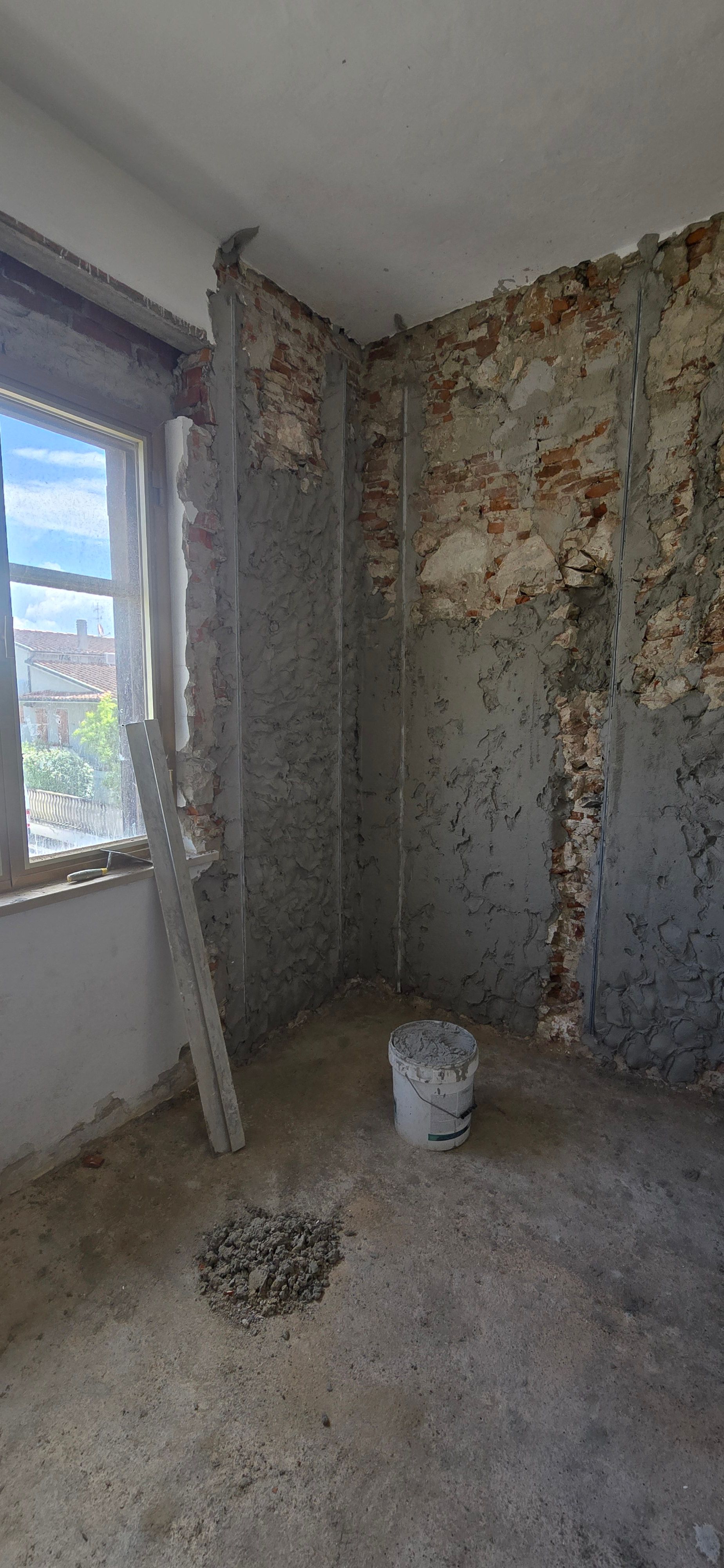 Demolizione intonaco