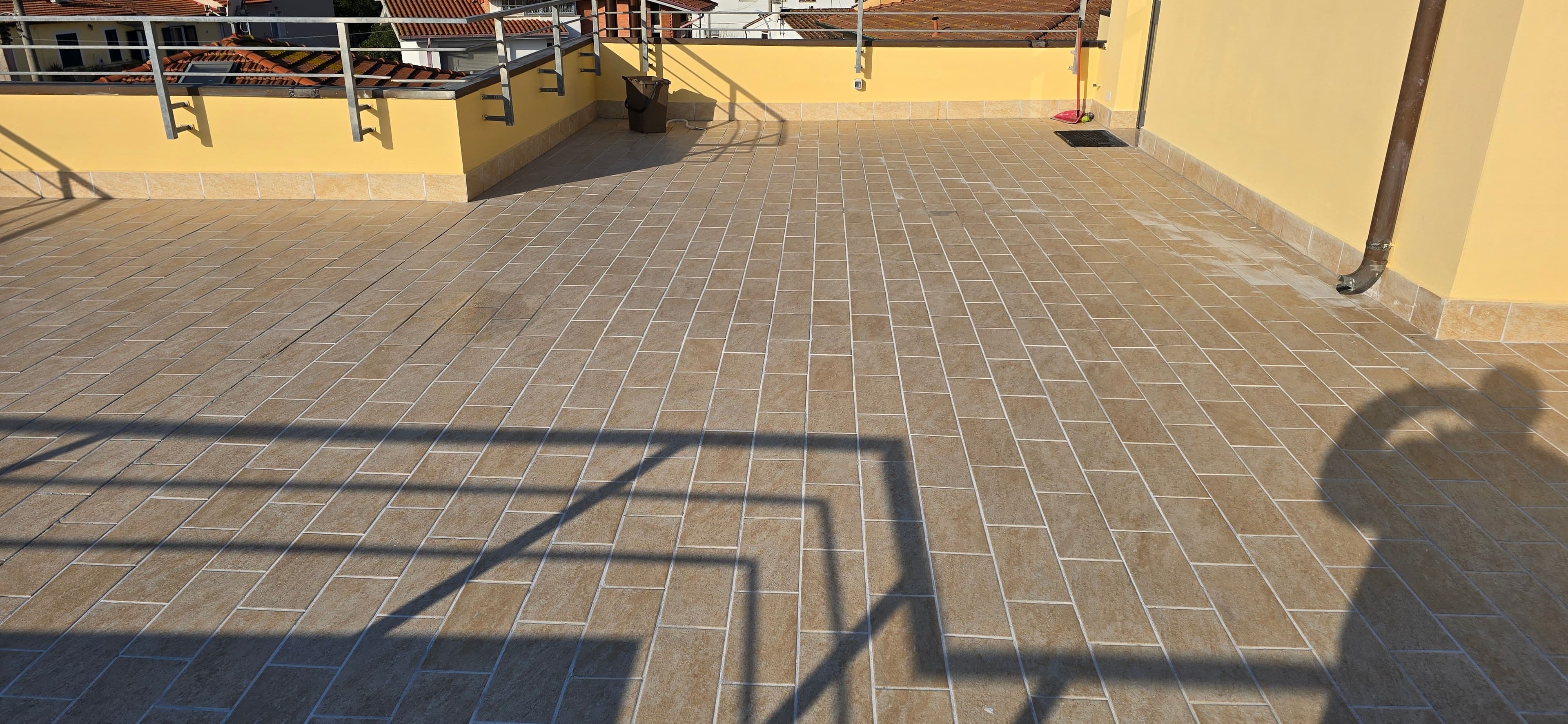 Pavimentazione esterna con impermeabiizzazione terrazzo con sistema impermeabilizzante Mapei. Ristrutturazione eseguita da Edilvos.