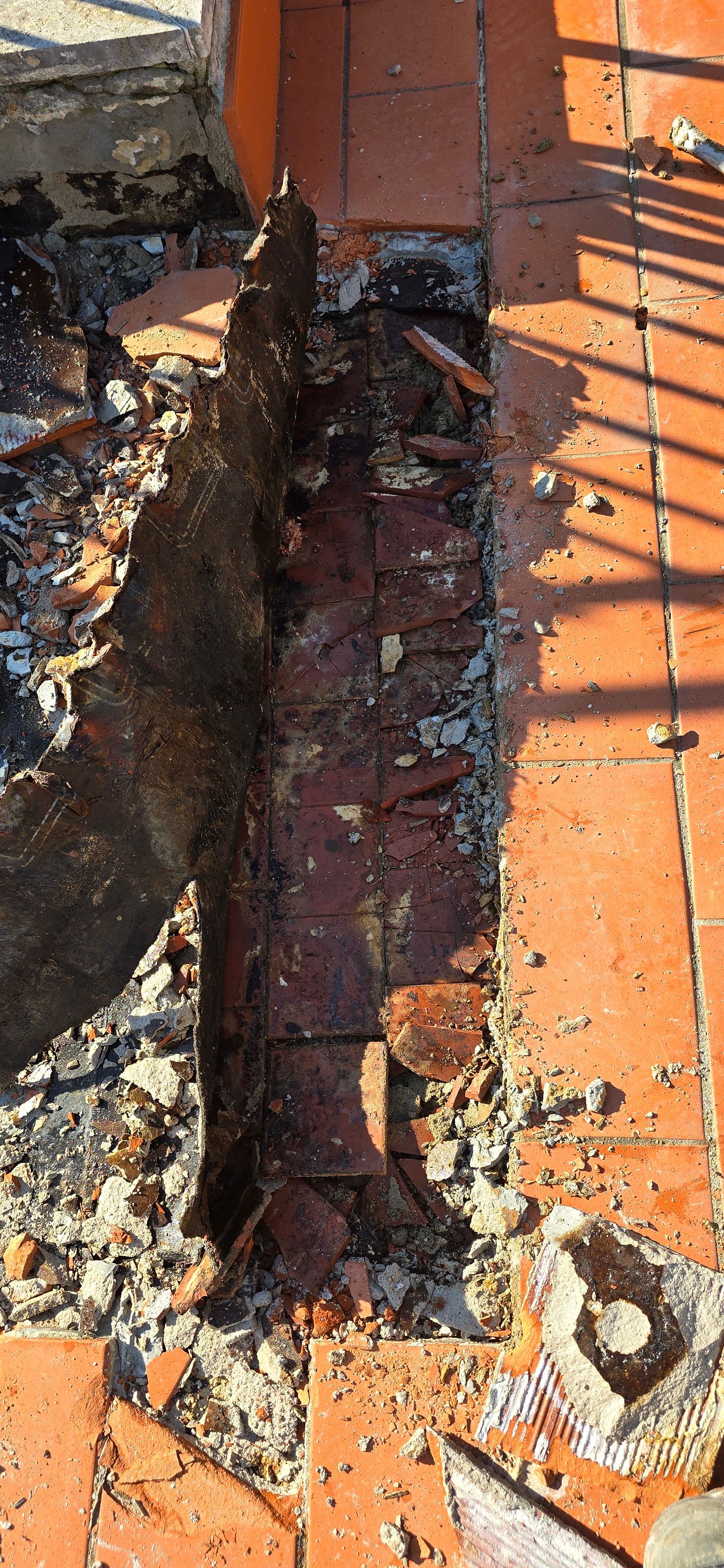 Demolizione pavimento esterno