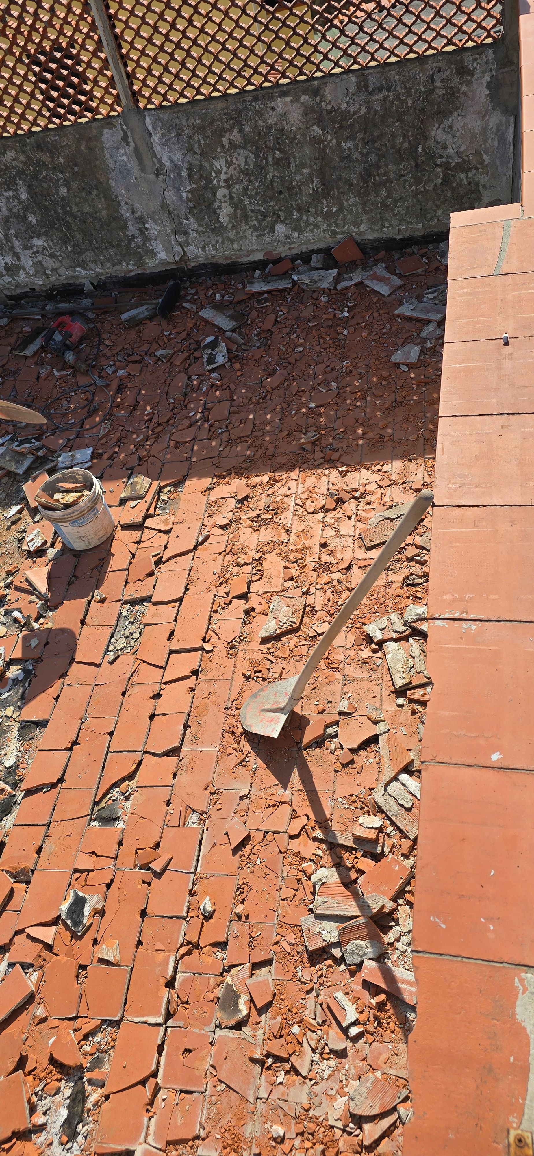 Demolizione pavimento esterno