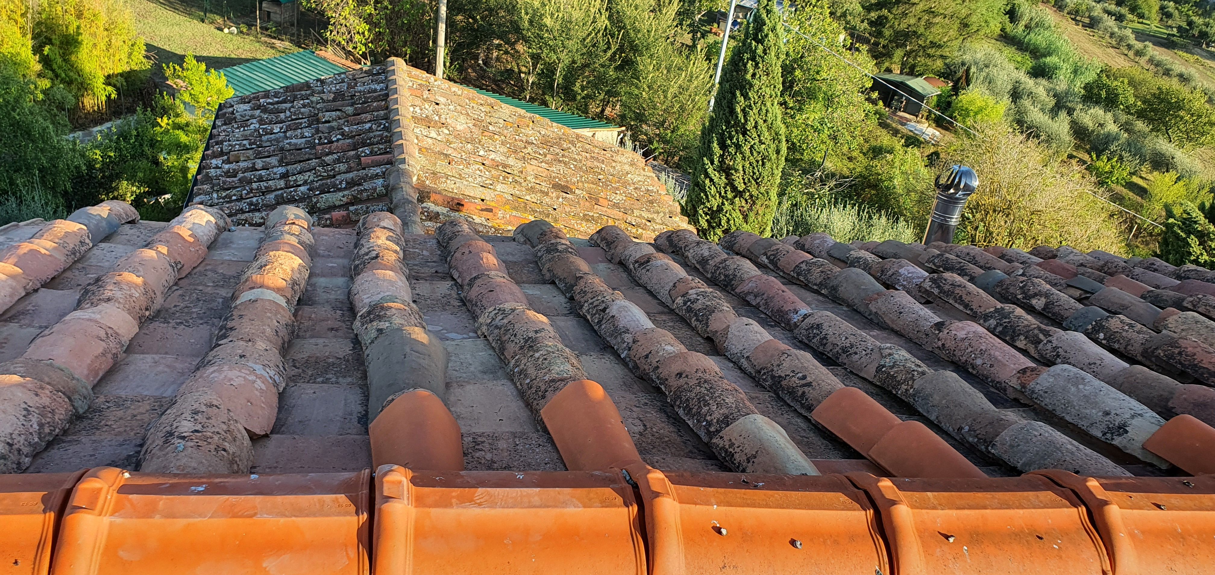 Tetto rustico toscano in terracotta a Lari, riparato parzialmente da Edilvos.