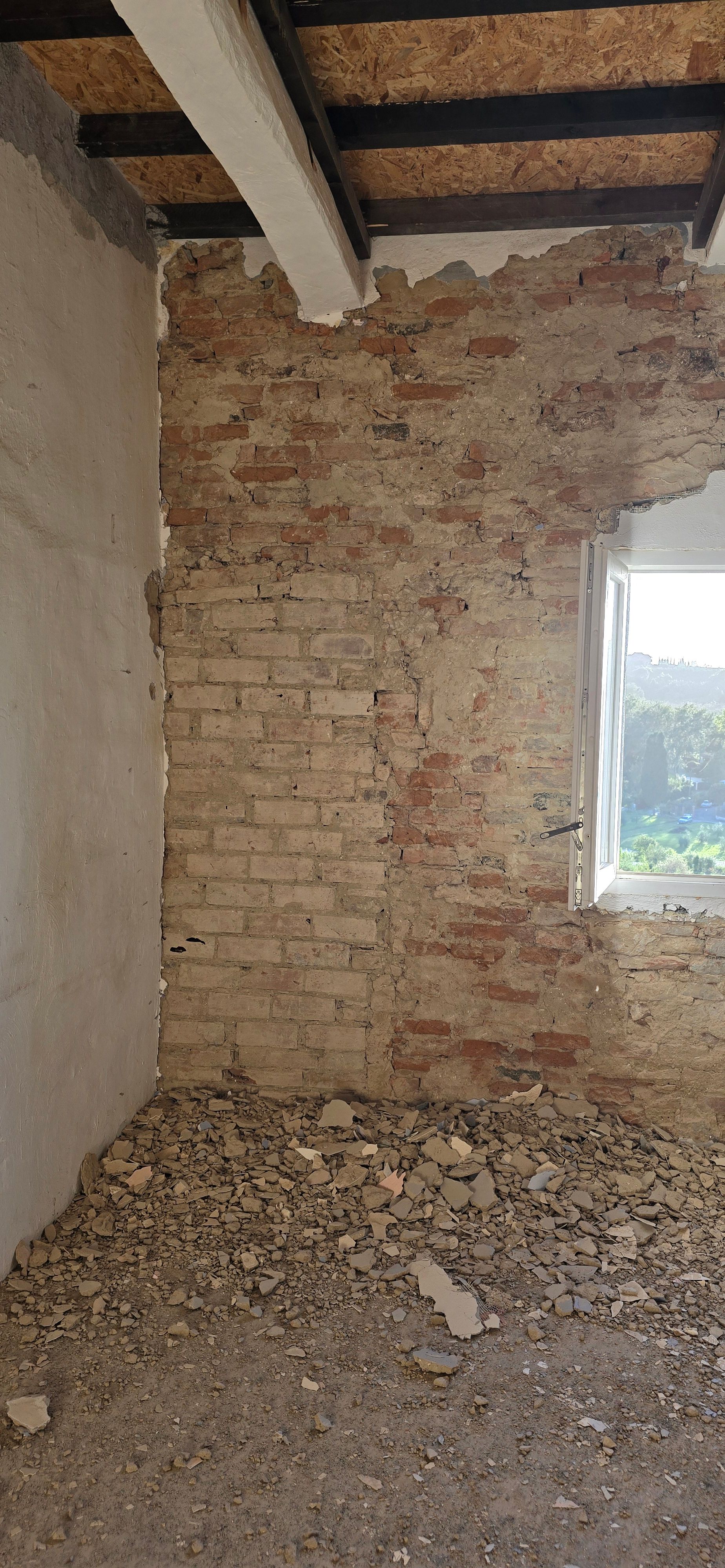 Demolizione di intonaco