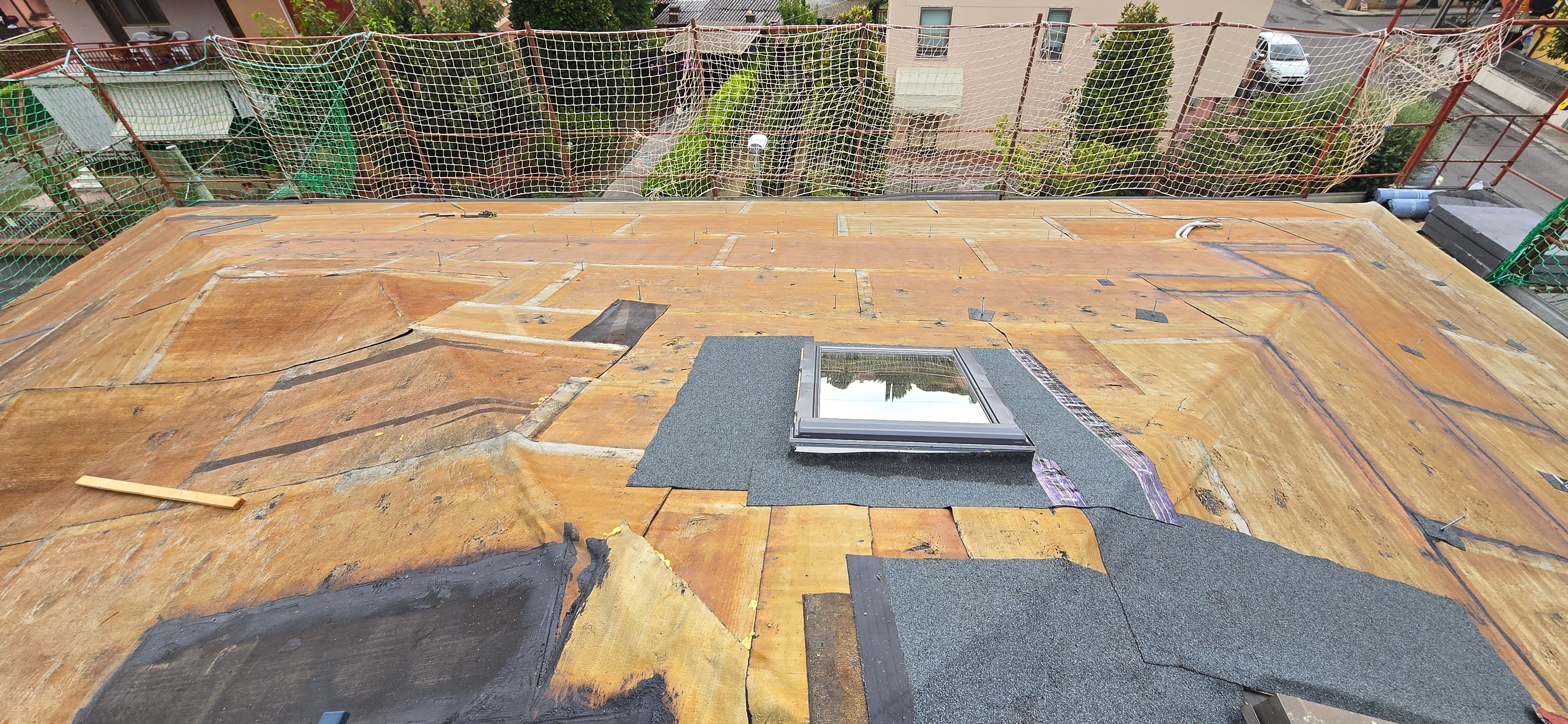 Coibentazione e posa di lucernario per accesso al tetto