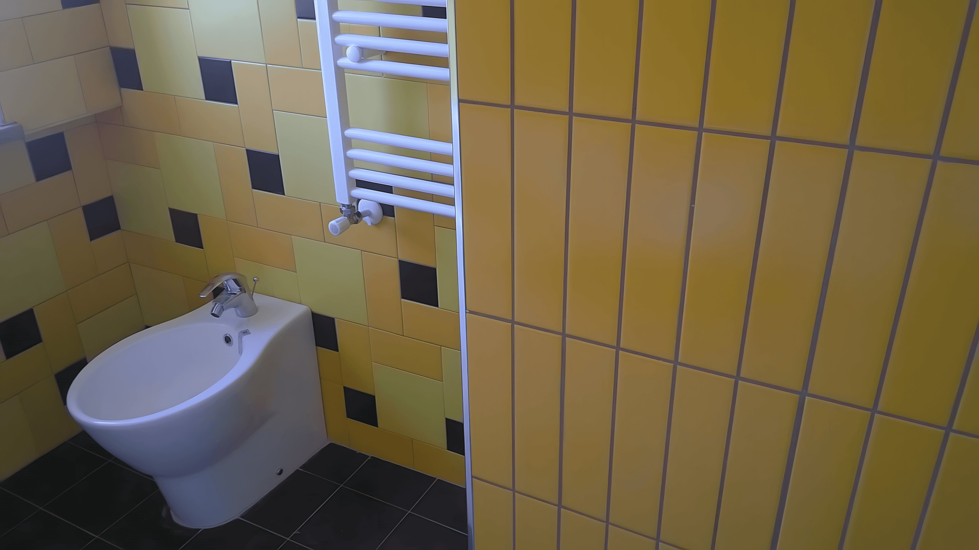 Bagno a piastrelle arancioni moderno. Realizzato da Edilvos.