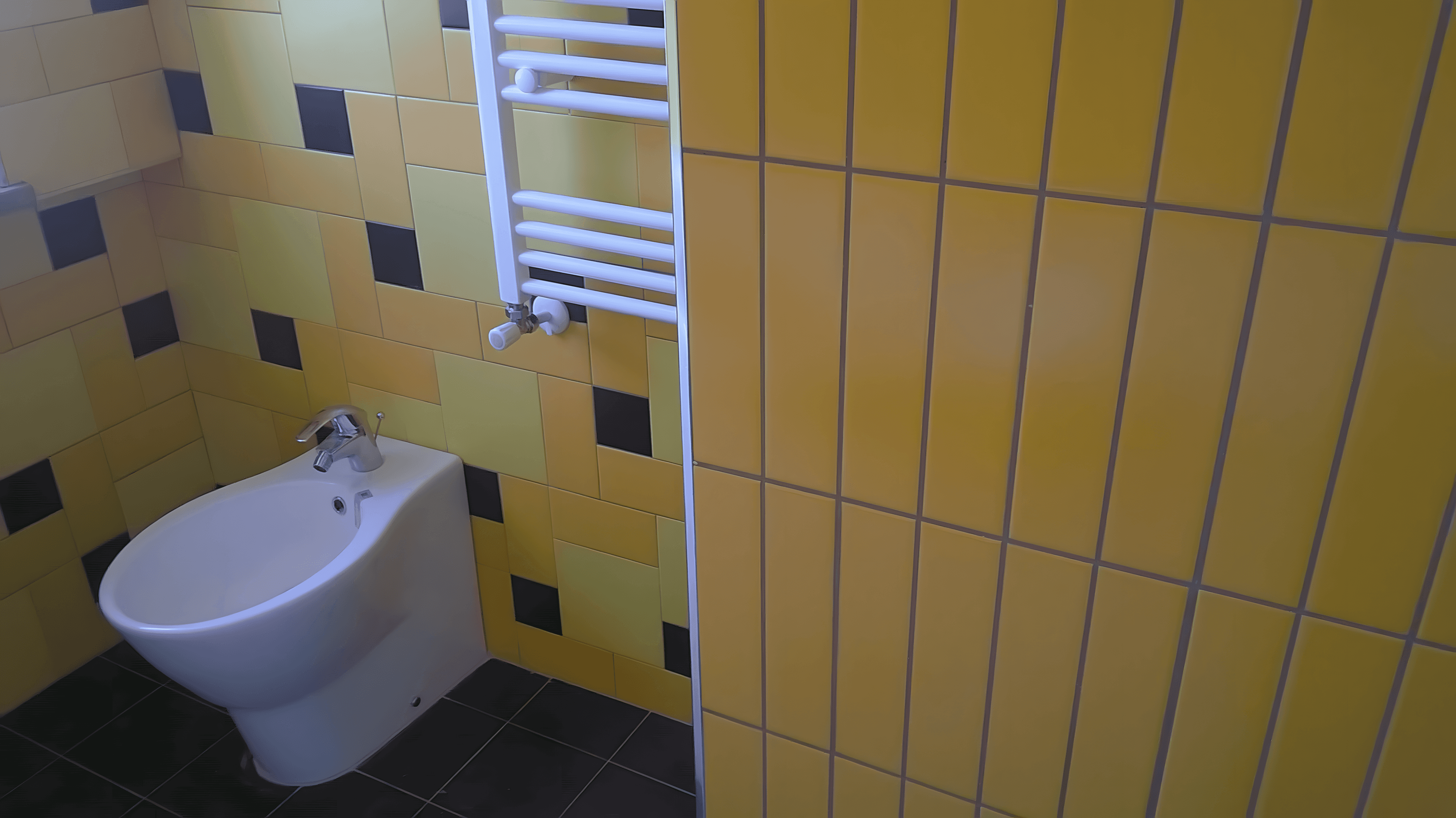 Bagno a piastrelle arancioni moderno. Realizzato da Edilvos.