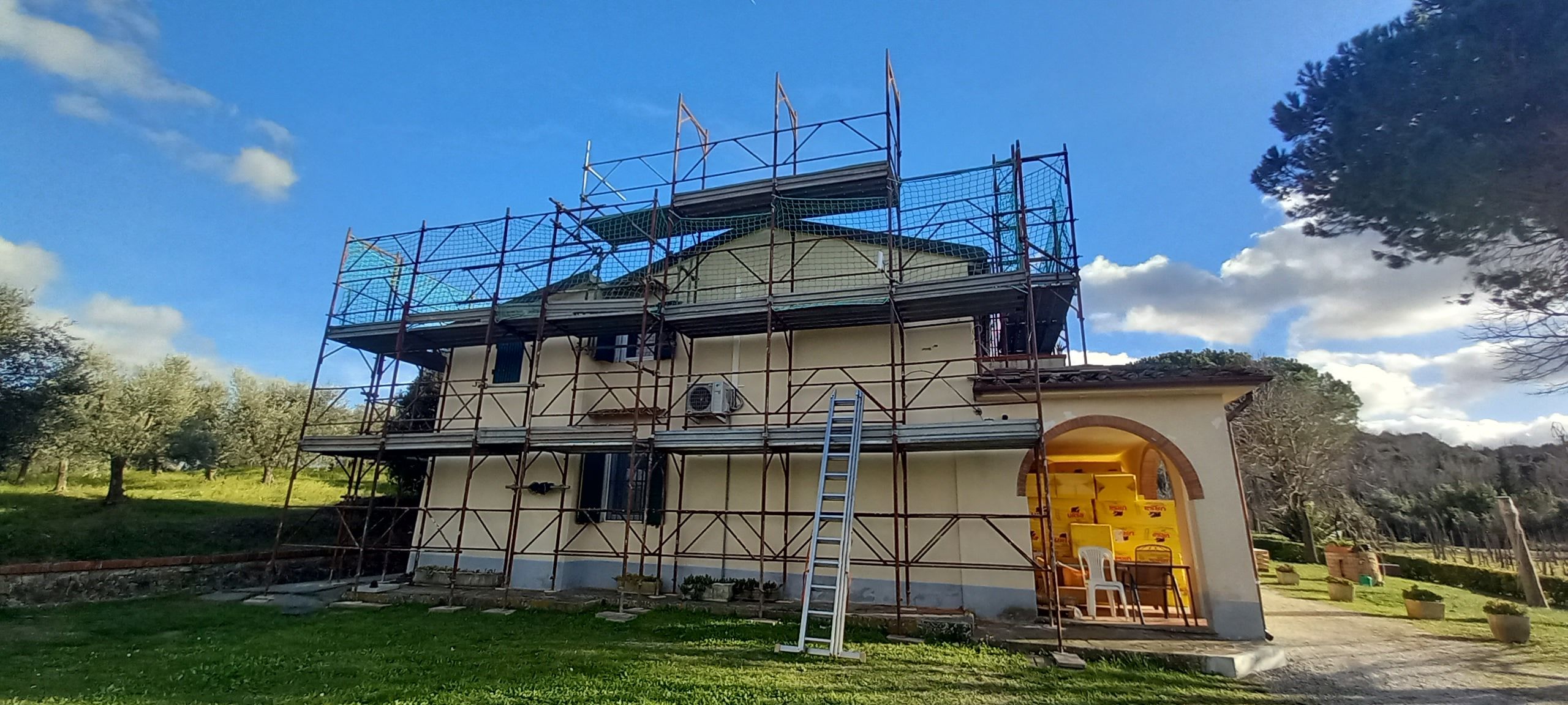 Rifacimento in corso di facciata con ponteggi a Casciana Terme Lari. Ristrutturazione realizzata da Edilvos.