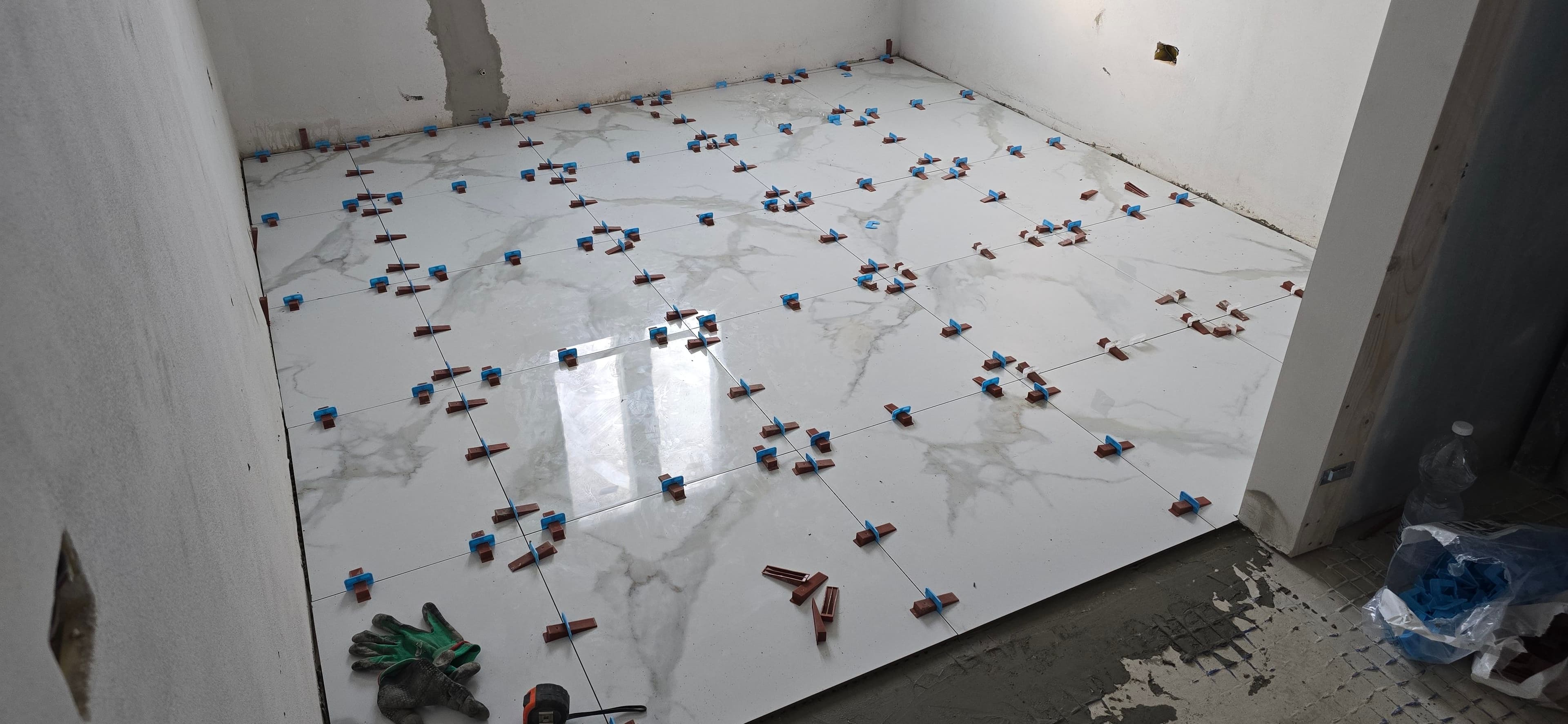 Pavimentazione interna con gres porcellanato bianco realizzato da Edilvos.