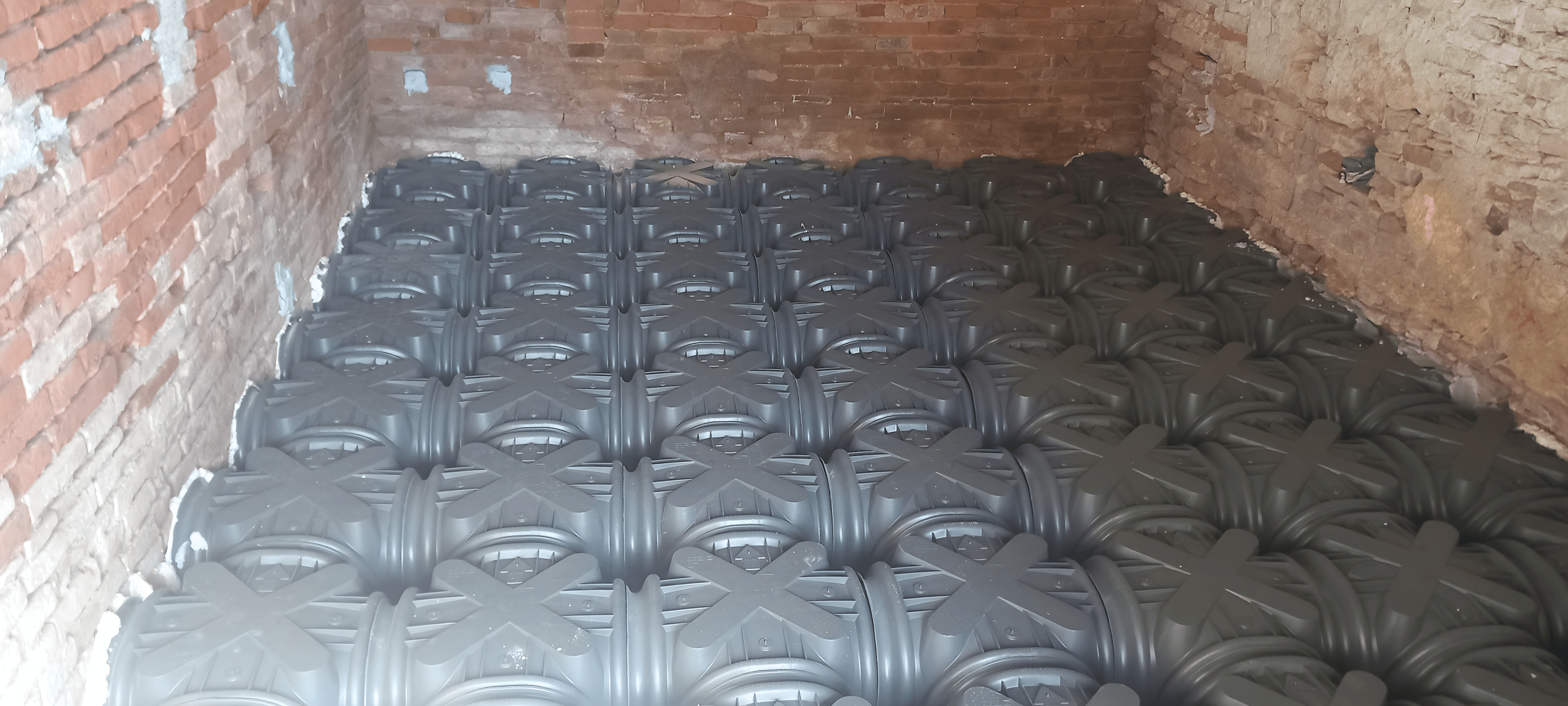 Dettaglio solaio al grezzo con travetti e pignatte, cantiere Edilvos.