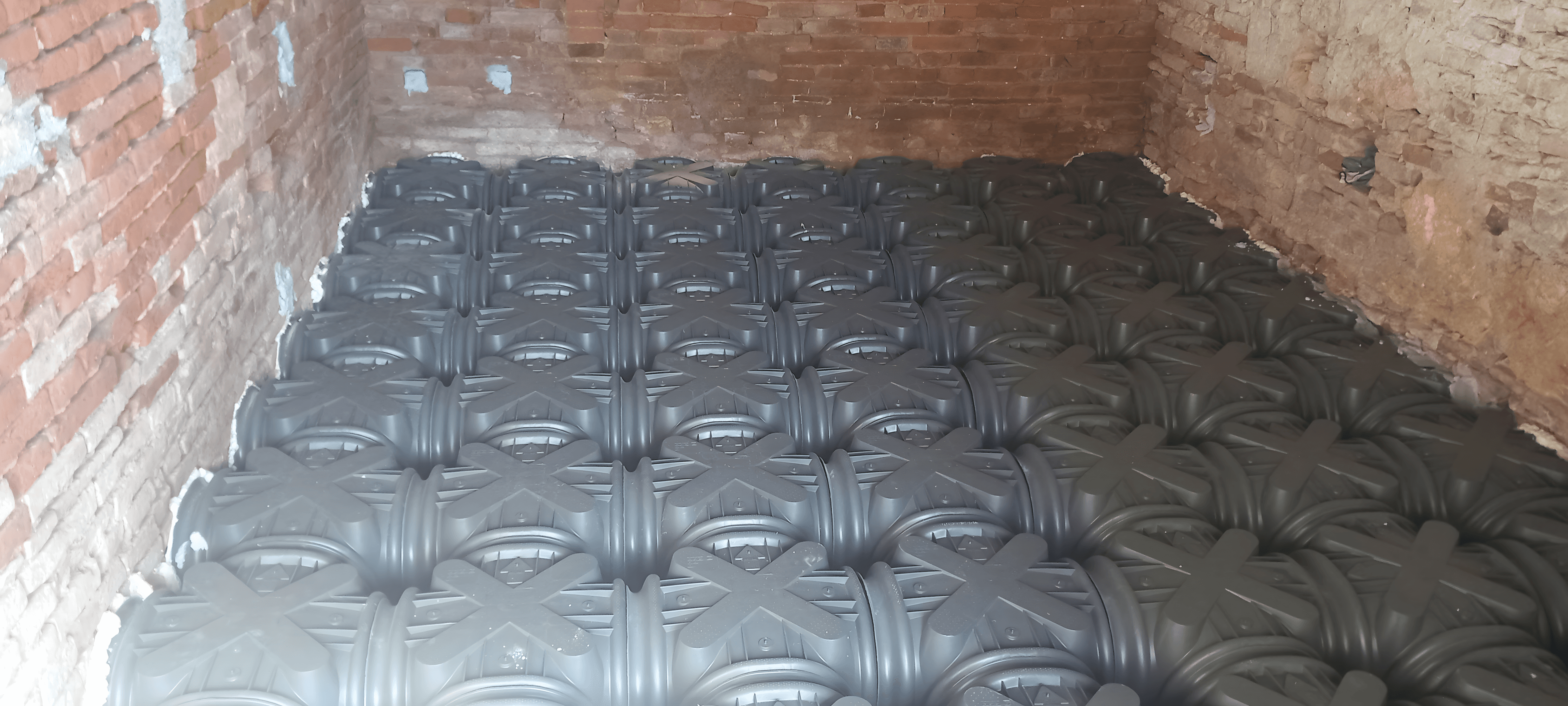 Dettaglio solaio al grezzo con travetti e pignatte, cantiere Edilvos.