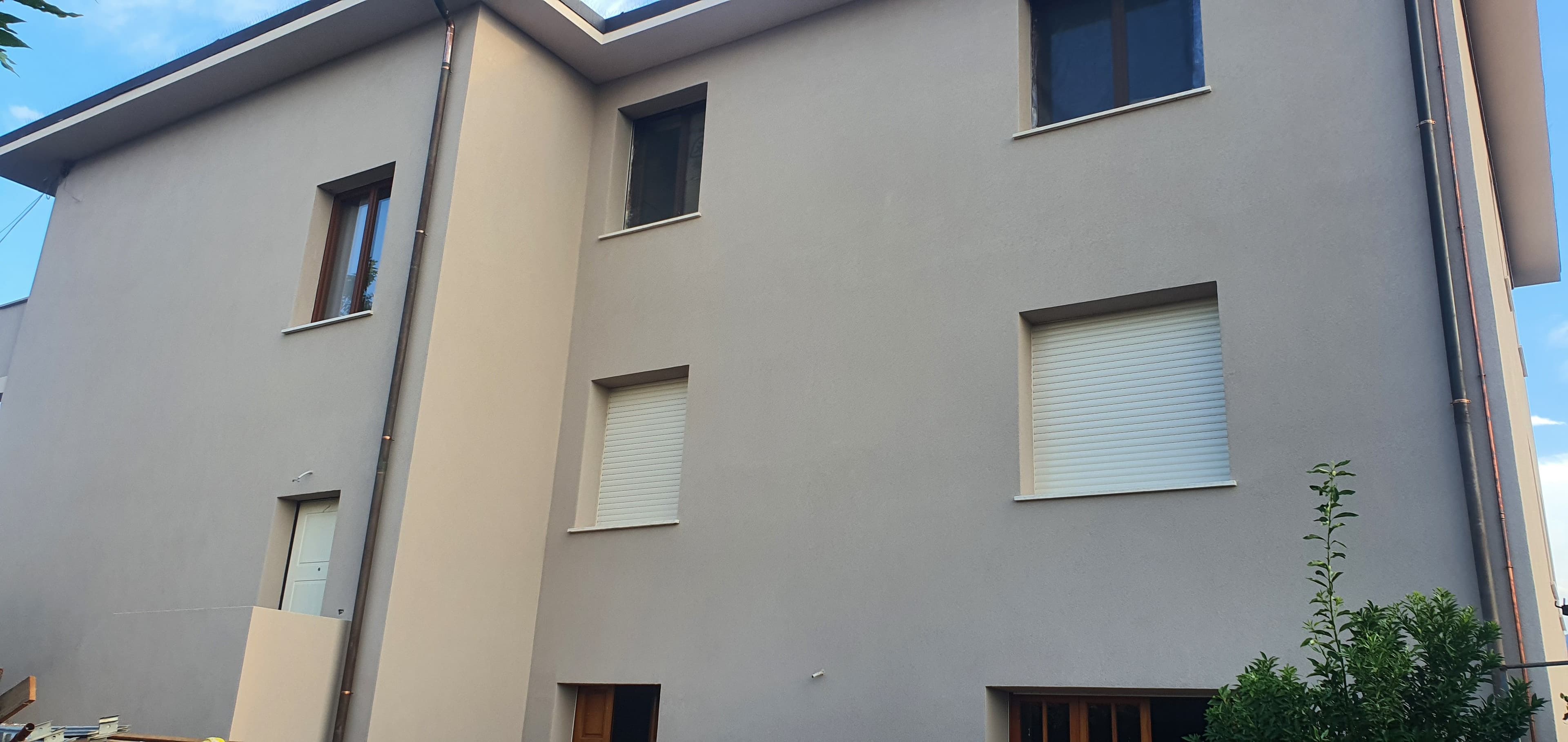 Rivestimento cappotto esterno grigio a Pisa, realizzato da ditta edile Edilvos.