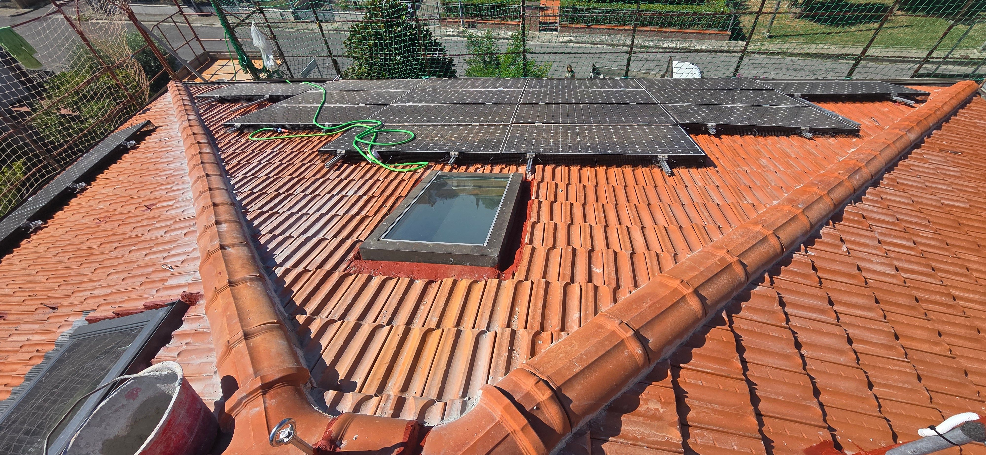 Posa manto di copertura in tegole marsigliesi e pannelli fotovoltaici