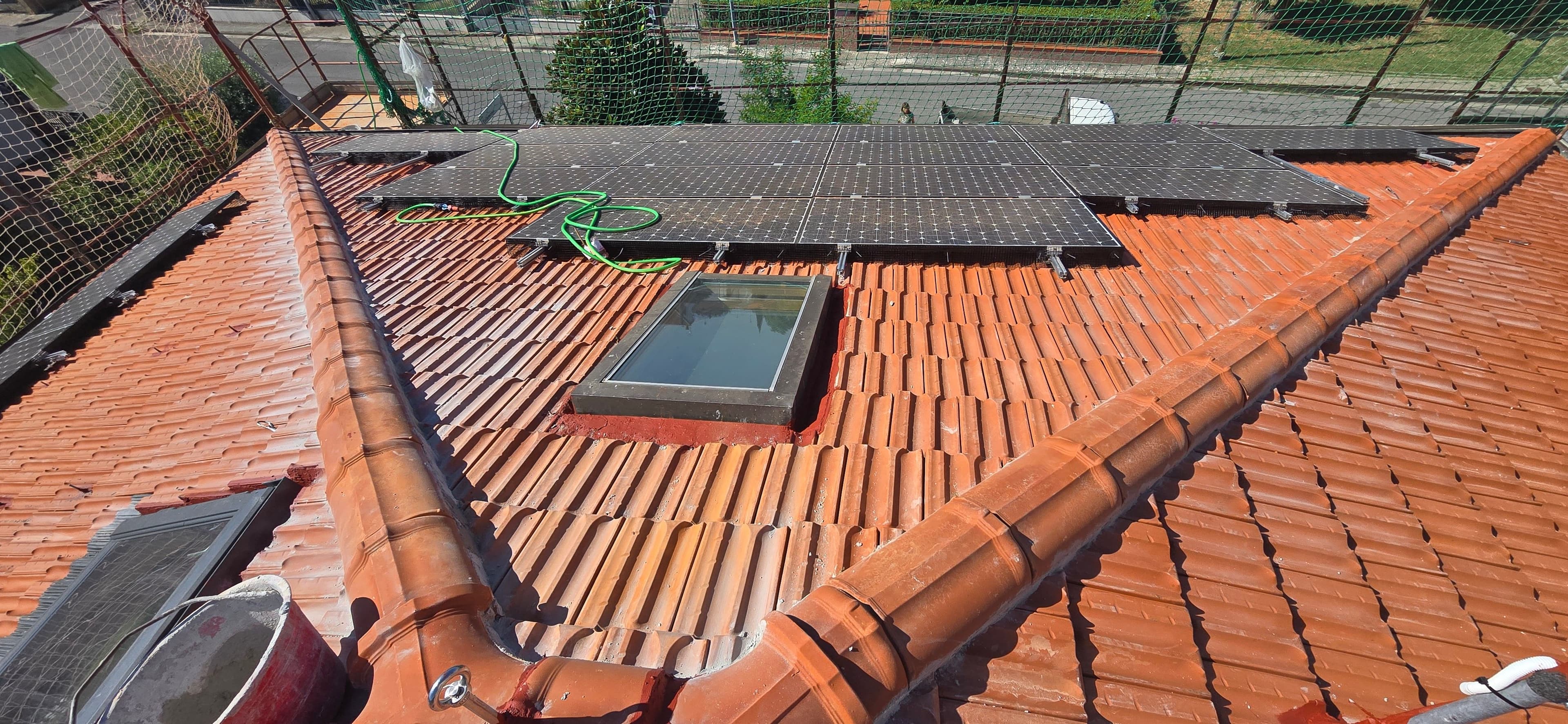 Posa manto di copertura in tegole marsigliesi e pannelli fotovoltaici