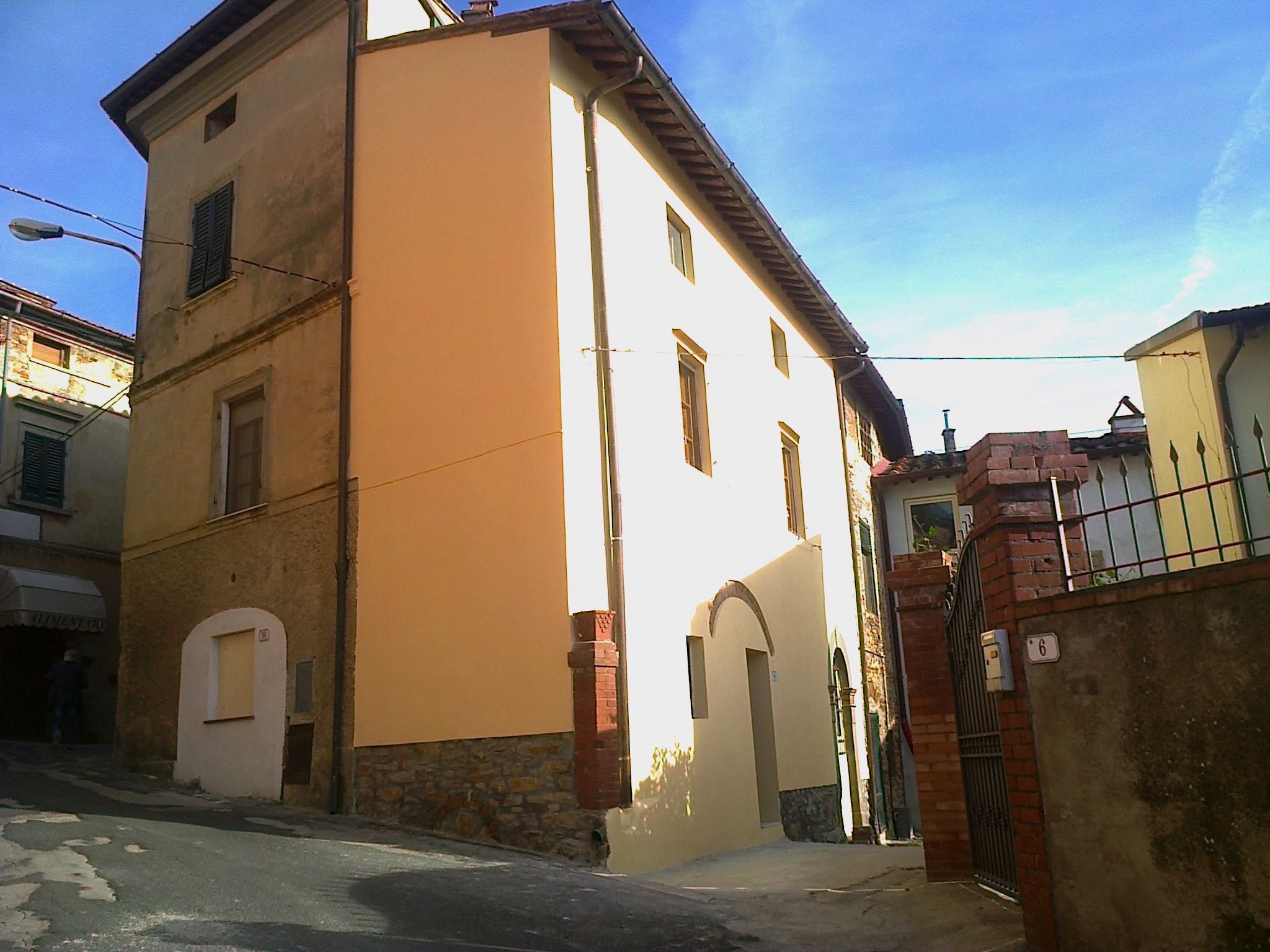 Rifacimento completo facciata a Calci, Pisa. A cura di Edilvos.