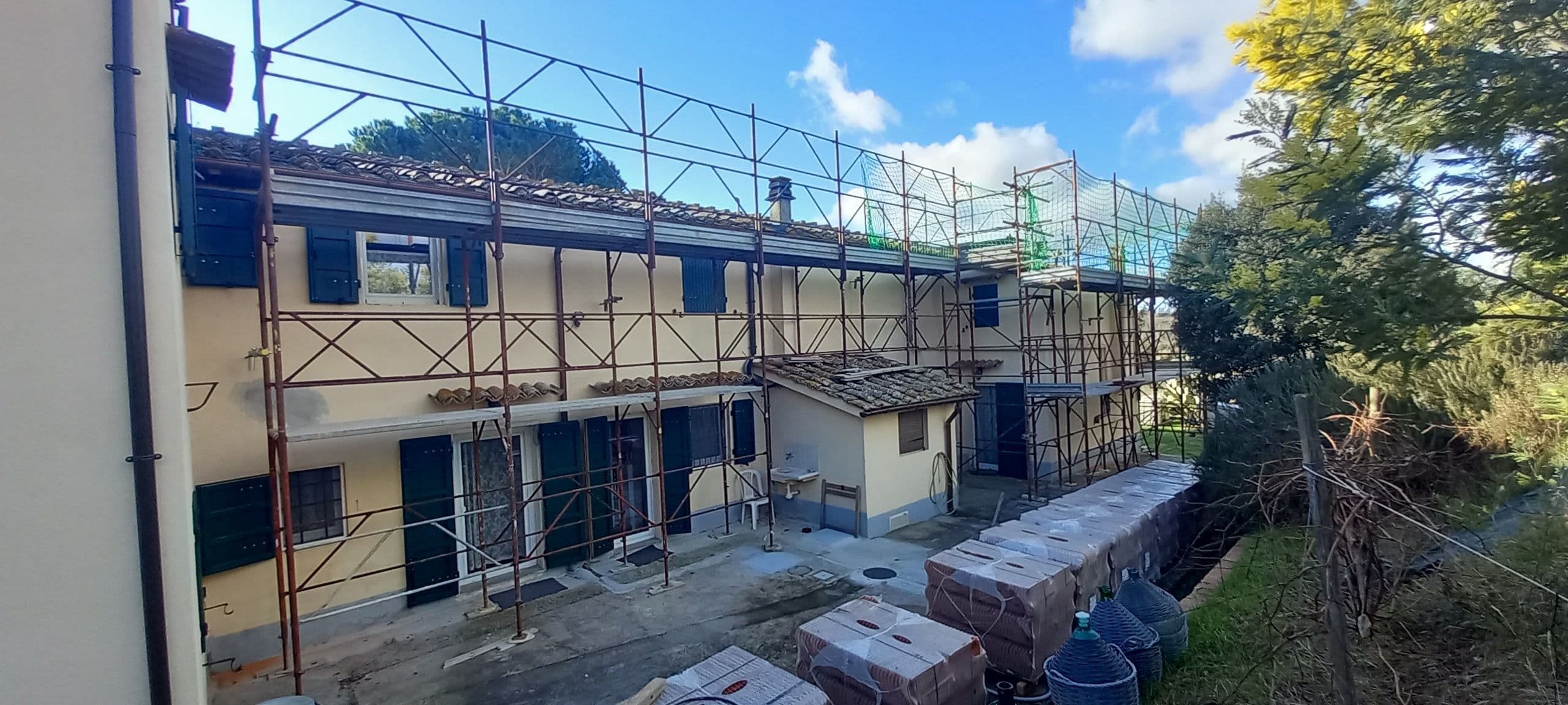 Rifacimento in corso di facciata con ponteggi a Casciana Terme Lari. Ristrutturazione Edilvos.