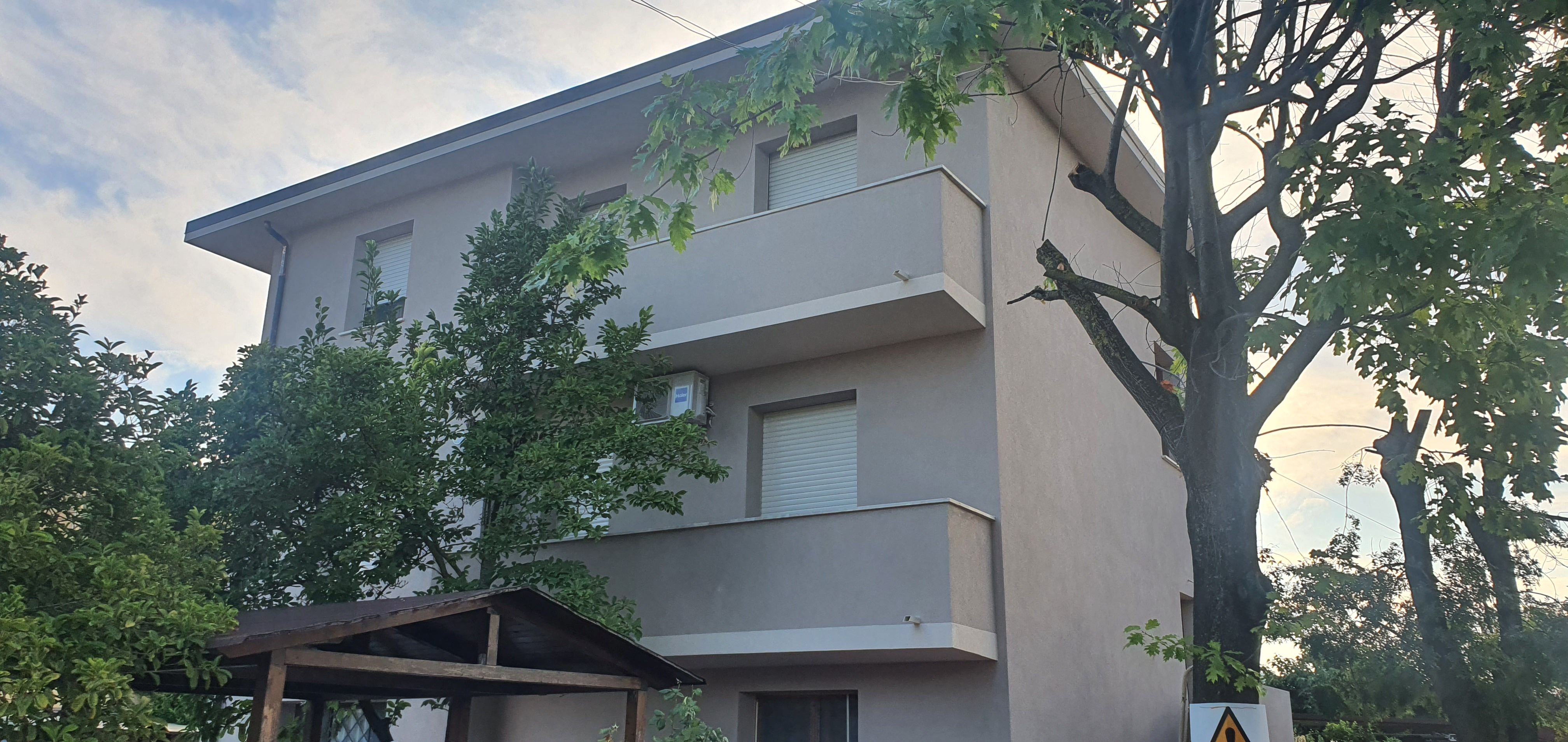 Rifacimento completo facciata grigia a Calci, Pisa. A cura di Edilvos.