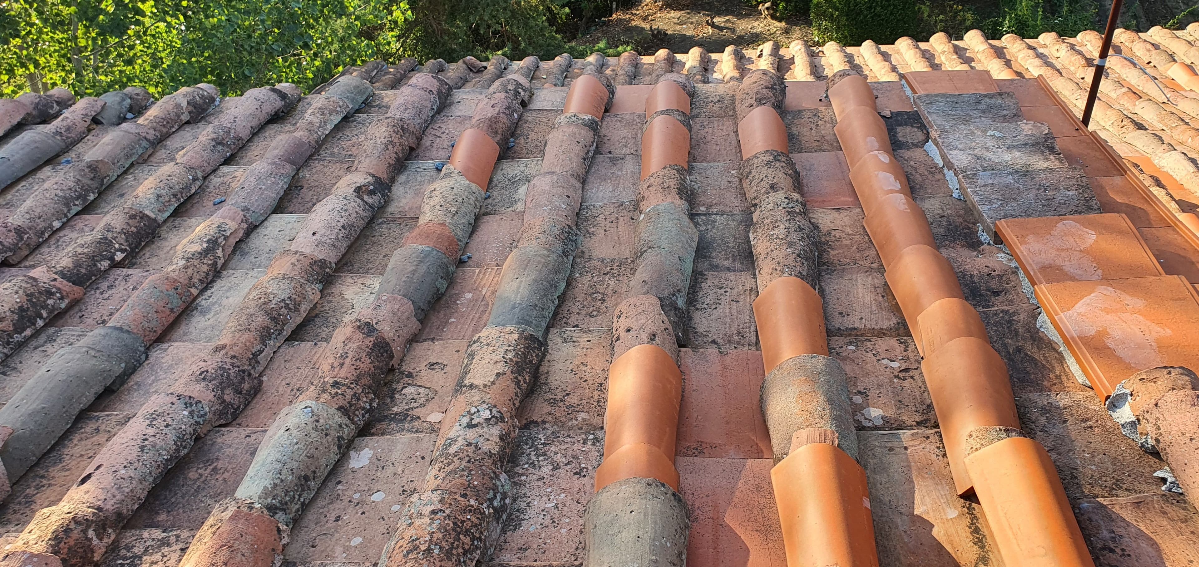 Tetto rustico toscano in terracotta a Navacchio, riparato parzialmente da Edilvos.
