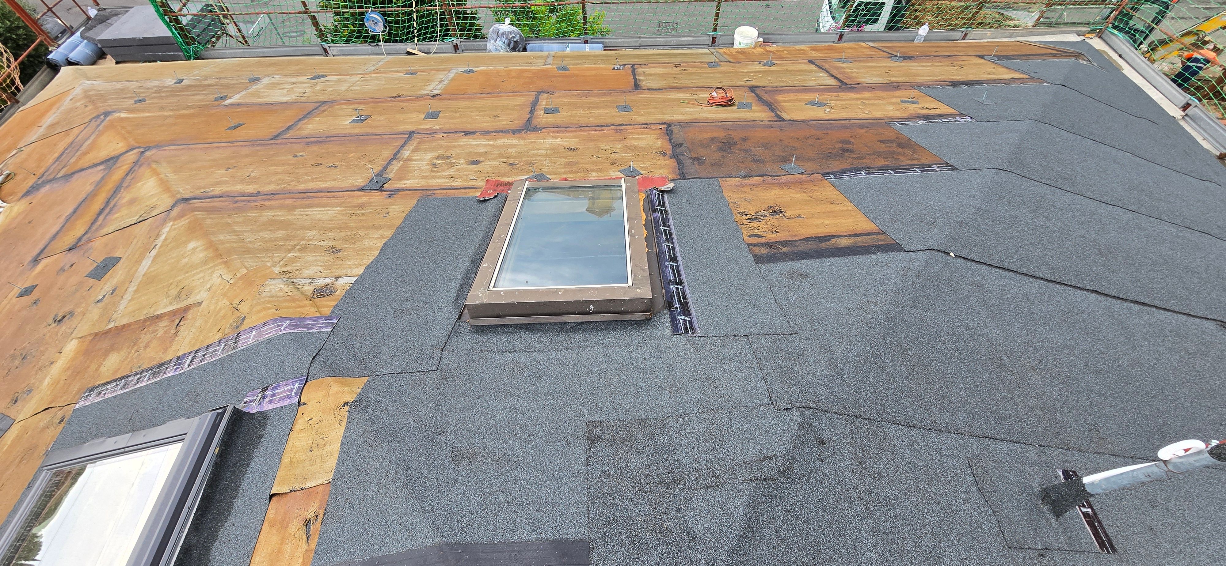 Coibentazione e posa di lucernario per accesso al tetto