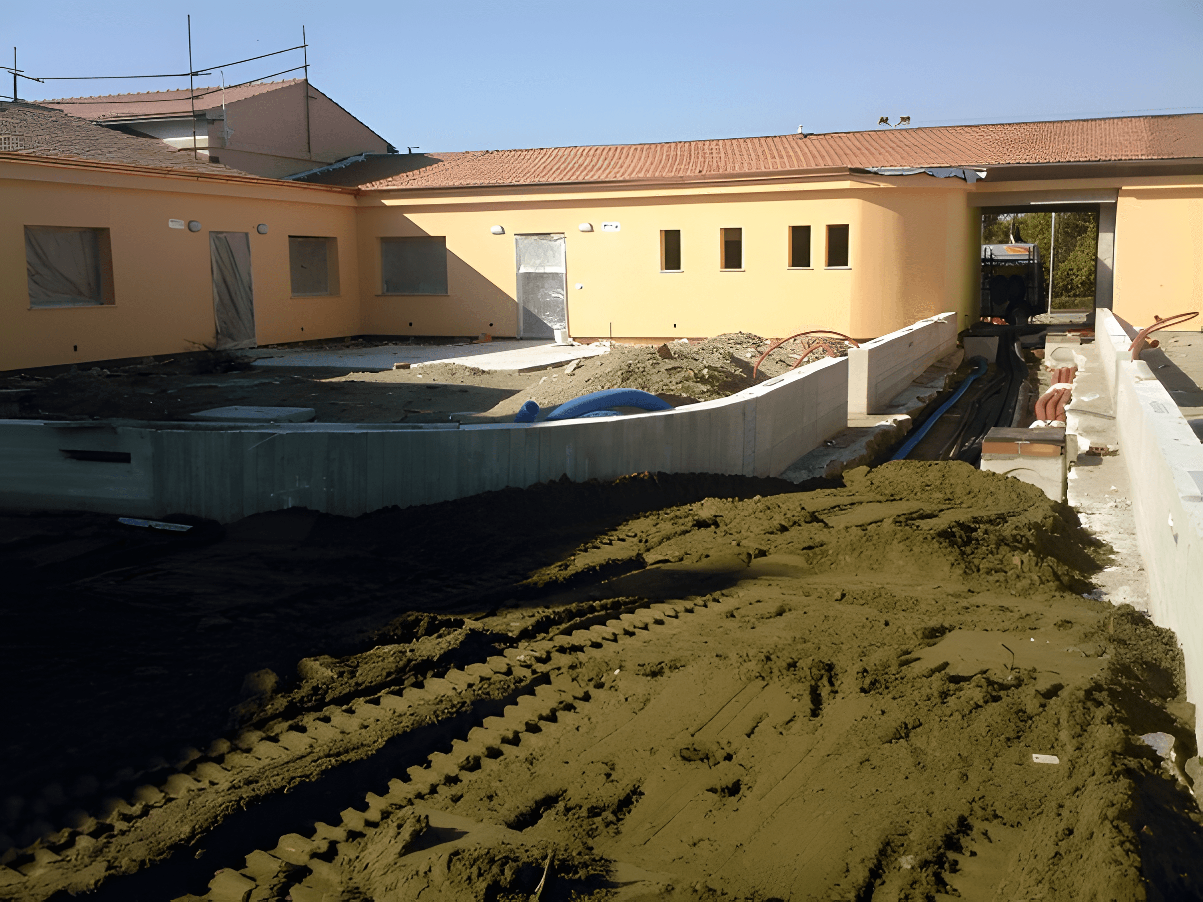 Ampliamento laterale scuola elementare. Realizzato da Edilvos.