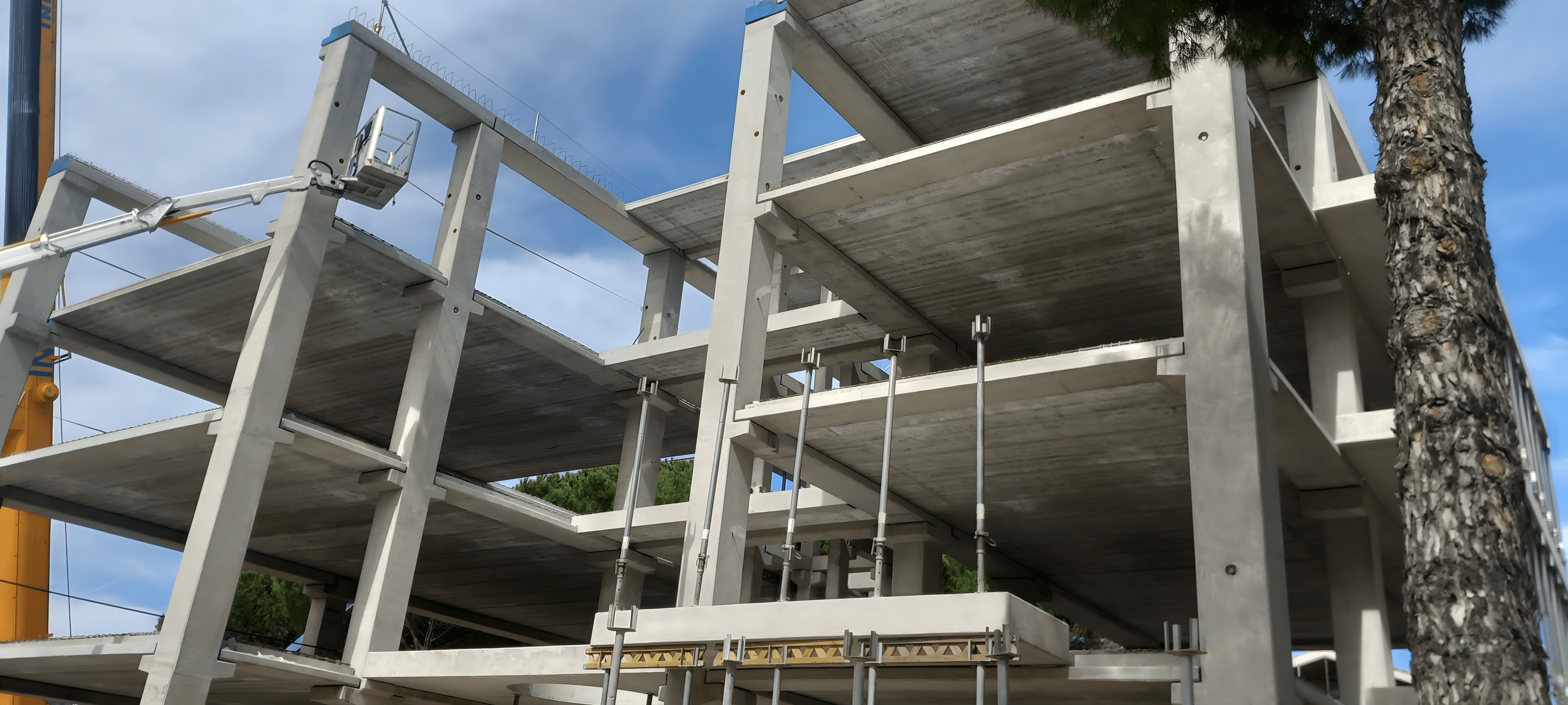 Struttura grezza in cemento armato con pilastri e travi, realizzata da Edilvos.