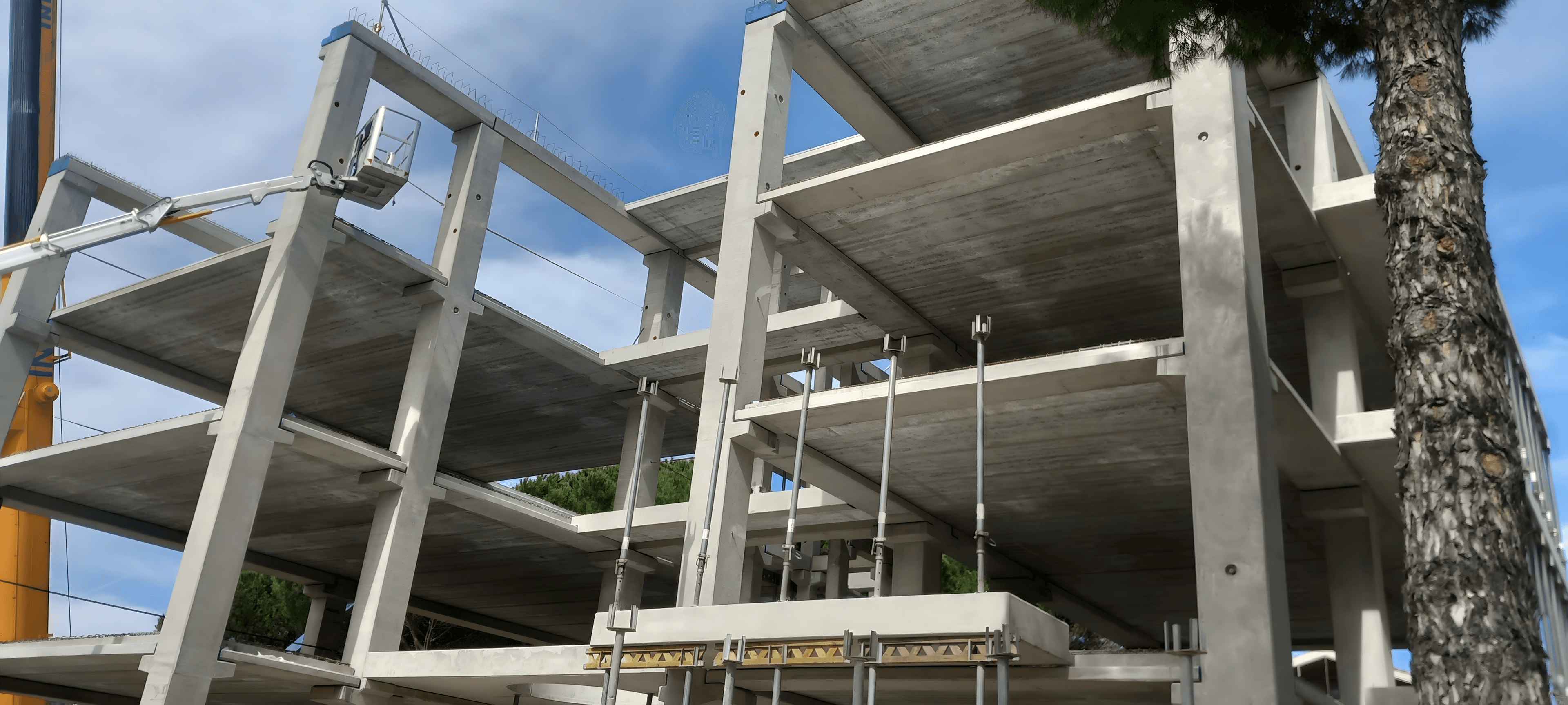 Struttura grezza in cemento armato con pilastri e travi, realizzata da Edilvos.