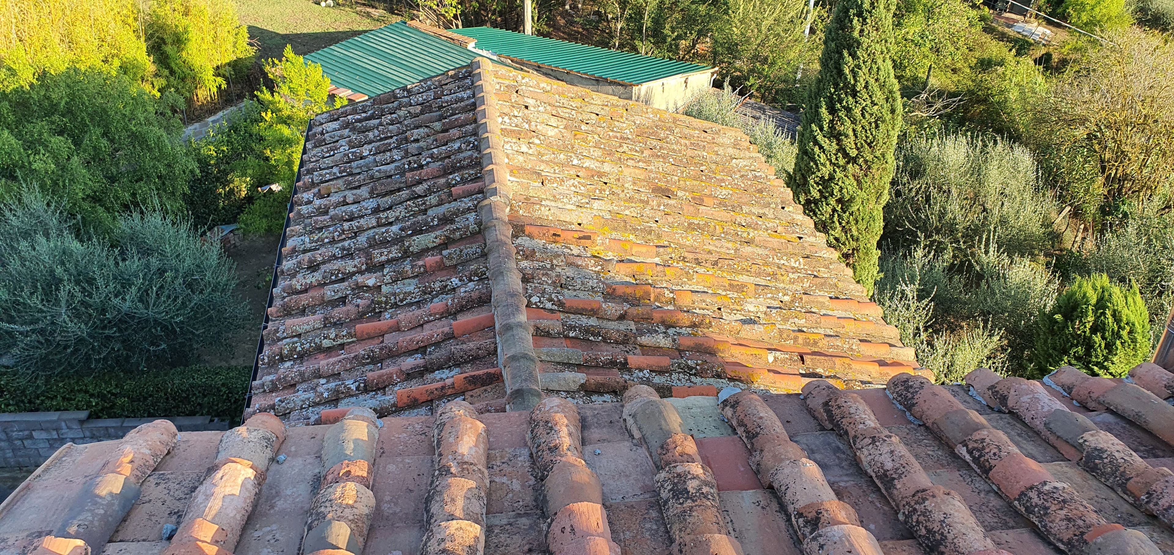 Tetto rustico toscano in terracotta a Lari.