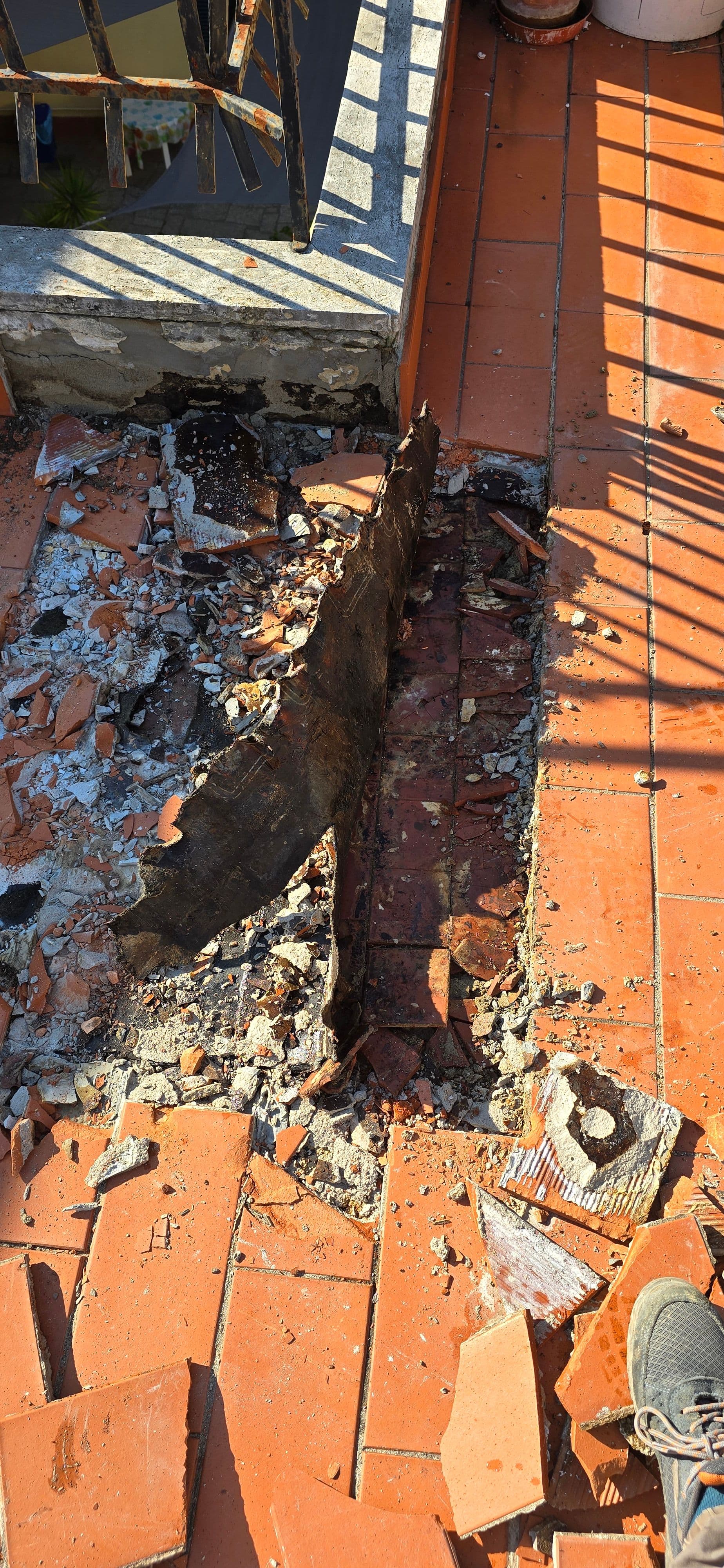 Demolizione pavimento esterno